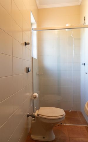 Casa de condomínio à venda com 326m², 4 quartos e 6 vagas Casa de condomínio à venda com 326m², 4 quartos e 6 vagasBanheiro de Serviço