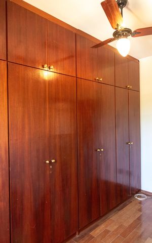 Casa de condomínio à venda com 326m², 4 quartos e 6 vagas Casa de condomínio à venda com 326m², 4 quartos e 6 vagasQuarto 01