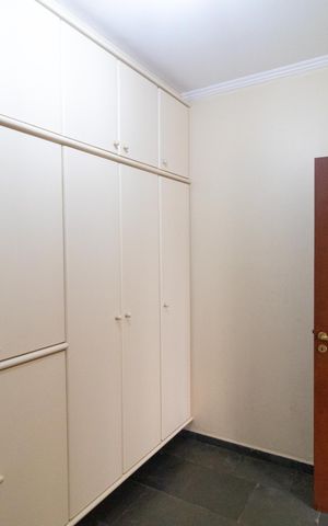 Casa de condomínio à venda com 326m², 4 quartos e 6 vagas Casa de condomínio à venda com 326m², 4 quartos e 6 vagasQuarto de Serviço