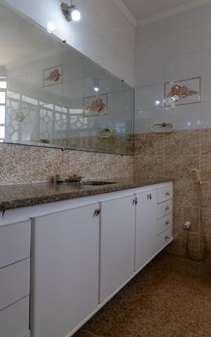 Casa de condomínio à venda com 326m², 4 quartos e 6 vagas Casa de condomínio à venda com 326m², 4 quartos e 6 vagasBanheiro da Suíte 01