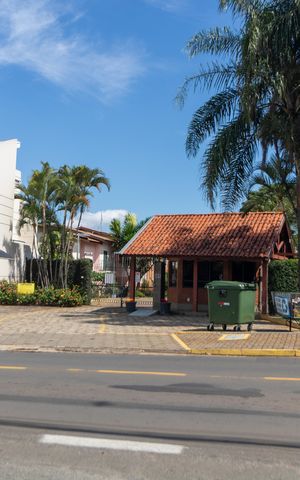Casa de condomínio à venda com 326m², 4 quartos e 6 vagas Casa de condomínio à venda com 326m², 4 quartos e 6 vagasFachada do condomínio