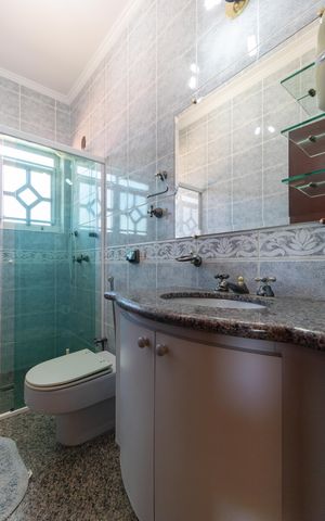 Casa de condomínio à venda com 326m², 4 quartos e 6 vagas Casa de condomínio à venda com 326m², 4 quartos e 6 vagasBanheiro