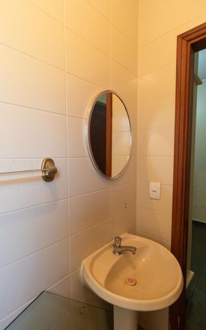 Casa de condomínio à venda com 326m², 4 quartos e 6 vagas Casa de condomínio à venda com 326m², 4 quartos e 6 vagasBanheiro de Serviço