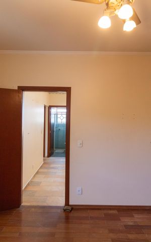 Casa de condomínio à venda com 326m², 4 quartos e 6 vagas Casa de condomínio à venda com 326m², 4 quartos e 6 vagasSuíte 02
