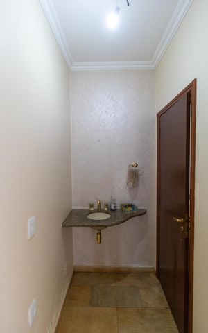 Casa de condomínio à venda com 326m², 4 quartos e 6 vagas Casa de condomínio à venda com 326m², 4 quartos e 6 vagasLavabo