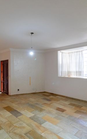 Casa de condomínio à venda com 326m², 4 quartos e 6 vagas Casa de condomínio à venda com 326m², 4 quartos e 6 vagasSalas