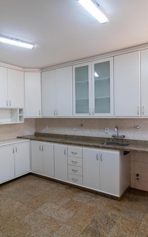 Casa de condomínio à venda com 326m², 4 quartos e 6 vagas Casa de condomínio à venda com 326m², 4 quartos e 6 vagasCozinha