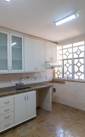 Casa de condomínio à venda com 326m², 4 quartos e 6 vagas Casa de condomínio à venda com 326m², 4 quartos e 6 vagasCozinha