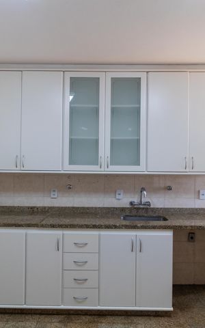 Casa de condomínio à venda com 326m², 4 quartos e 6 vagas Casa de condomínio à venda com 326m², 4 quartos e 6 vagasCozinha