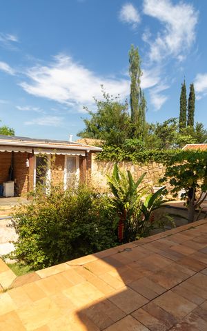 Casa de condomínio à venda com 326m², 4 quartos e 6 vagas Casa de condomínio à venda com 326m², 4 quartos e 6 vagasQuintal