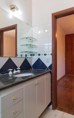 Casa de condomínio à venda com 326m², 4 quartos e 6 vagas Casa de condomínio à venda com 326m², 4 quartos e 6 vagasBanheiro da Suíte 02