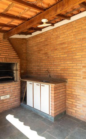 Casa de condomínio à venda com 326m², 4 quartos e 6 vagas Casa de condomínio à venda com 326m², 4 quartos e 6 vagasChurrasqueira