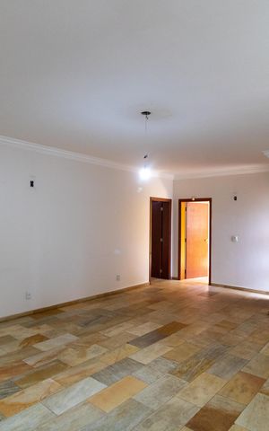 Casa de condomínio à venda com 326m², 4 quartos e 6 vagas Casa de condomínio à venda com 326m², 4 quartos e 6 vagasSalas