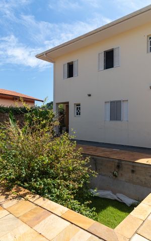 Casa de condomínio à venda com 326m², 4 quartos e 6 vagas Casa de condomínio à venda com 326m², 4 quartos e 6 vagasQuintal