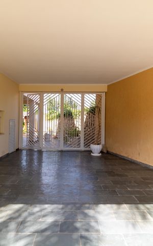 Casa de condomínio à venda com 326m², 4 quartos e 6 vagas Casa de condomínio à venda com 326m², 4 quartos e 6 vagasGaragem