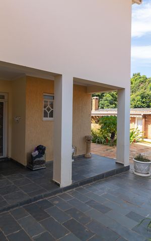 Casa de condomínio à venda com 326m², 4 quartos e 6 vagas Casa de condomínio à venda com 326m², 4 quartos e 6 vagasVaranda