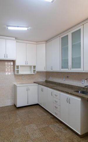 Casa de condomínio à venda com 326m², 4 quartos e 6 vagas Casa de condomínio à venda com 326m², 4 quartos e 6 vagasCozinha