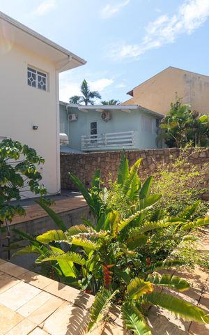 Casa de condomínio à venda com 326m², 4 quartos e 6 vagas Casa de condomínio à venda com 326m², 4 quartos e 6 vagasQuintal