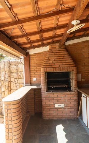 Casa de condomínio à venda com 326m², 4 quartos e 6 vagas Casa de condomínio à venda com 326m², 4 quartos e 6 vagasChurrasqueira