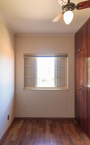 Casa de condomínio à venda com 326m², 4 quartos e 6 vagas Casa de condomínio à venda com 326m², 4 quartos e 6 vagasQuarto 01