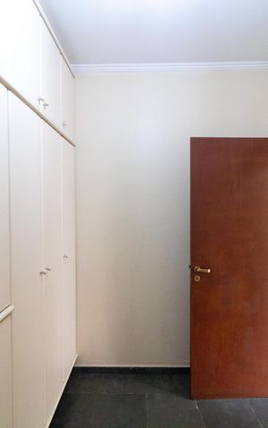 Casa de condomínio à venda com 326m², 4 quartos e 6 vagas Casa de condomínio à venda com 326m², 4 quartos e 6 vagasQuarto de Serviço