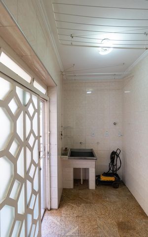 Casa de condomínio à venda com 326m², 4 quartos e 6 vagas Casa de condomínio à venda com 326m², 4 quartos e 6 vagasÁrea de Serviço