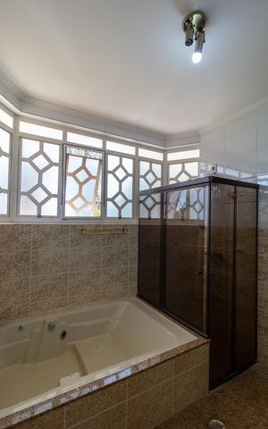 Casa de condomínio à venda com 326m², 4 quartos e 6 vagas Casa de condomínio à venda com 326m², 4 quartos e 6 vagasBanheiro da Suíte 01