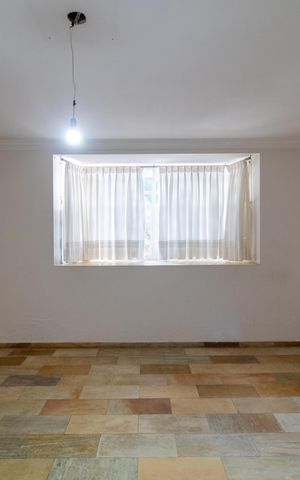 Casa de condomínio à venda com 326m², 4 quartos e 6 vagas Casa de condomínio à venda com 326m², 4 quartos e 6 vagasSalas