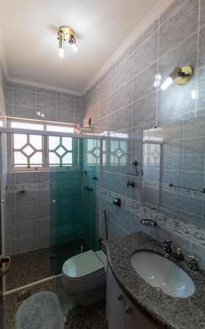 Casa de condomínio à venda com 326m², 4 quartos e 6 vagas Casa de condomínio à venda com 326m², 4 quartos e 6 vagasBanheiro