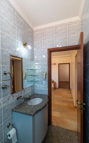 Casa de condomínio à venda com 326m², 4 quartos e 6 vagas Casa de condomínio à venda com 326m², 4 quartos e 6 vagasBanheiro
