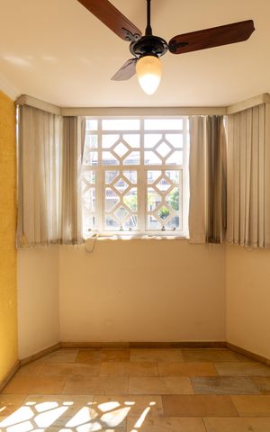 Casa de condomínio à venda com 326m², 4 quartos e 6 vagas Casa de condomínio à venda com 326m², 4 quartos e 6 vagasSala de TV