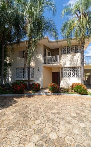 Casa de condomínio à venda com 326m², 4 quartos e 6 vagas Casa de condomínio à venda com 326m², 4 quartos e 6 vagasFachada
