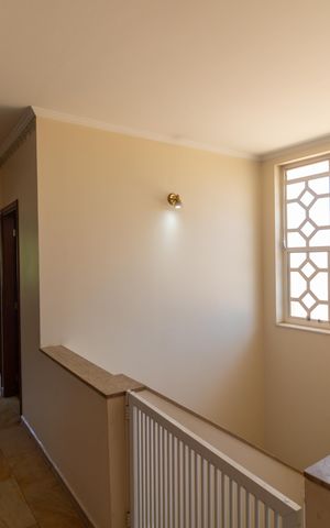 Casa de condomínio à venda com 326m², 4 quartos e 6 vagas Casa de condomínio à venda com 326m², 4 quartos e 6 vagasEscada