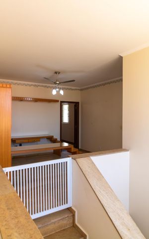 Casa de condomínio à venda com 326m², 4 quartos e 6 vagas Casa de condomínio à venda com 326m², 4 quartos e 6 vagasEscada