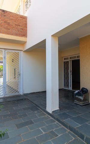 Casa de condomínio à venda com 326m², 4 quartos e 6 vagas Casa de condomínio à venda com 326m², 4 quartos e 6 vagasVaranda