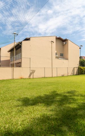 Casa de condomínio à venda com 326m², 4 quartos e 6 vagas Casa de condomínio à venda com 326m², 4 quartos e 6 vagasÁrea comum - campo de futebol