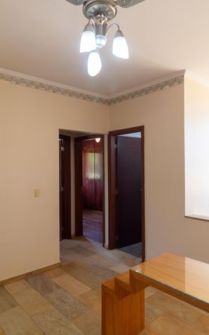 Casa de condomínio à venda com 326m², 4 quartos e 6 vagas Casa de condomínio à venda com 326m², 4 quartos e 6 vagasEscritório