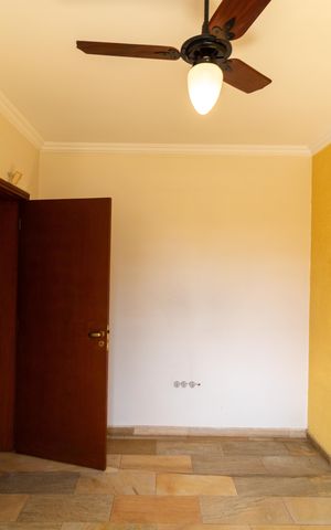 Casa de condomínio à venda com 326m², 4 quartos e 6 vagas Casa de condomínio à venda com 326m², 4 quartos e 6 vagasSala de TV