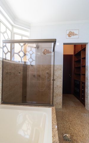 Casa de condomínio à venda com 326m², 4 quartos e 6 vagas Casa de condomínio à venda com 326m², 4 quartos e 6 vagasBanheiro da Suíte 01