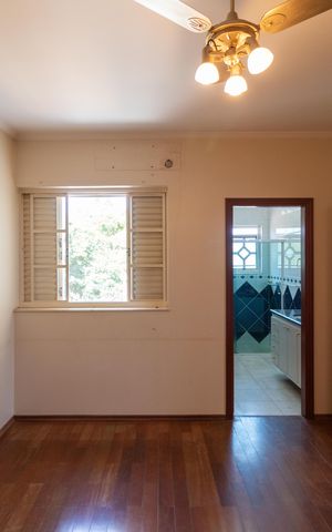 Casa de condomínio à venda com 326m², 4 quartos e 6 vagas Casa de condomínio à venda com 326m², 4 quartos e 6 vagasSuíte 02