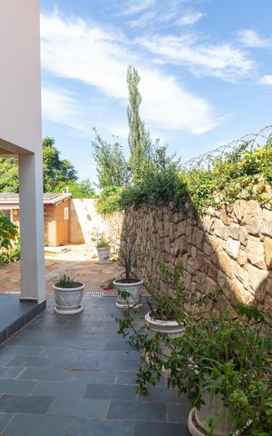 Casa de condomínio à venda com 326m², 4 quartos e 6 vagas Casa de condomínio à venda com 326m², 4 quartos e 6 vagasVaranda