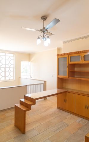 Casa de condomínio à venda com 326m², 4 quartos e 6 vagas Casa de condomínio à venda com 326m², 4 quartos e 6 vagasEscritório