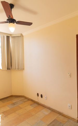Casa de condomínio à venda com 326m², 4 quartos e 6 vagas Casa de condomínio à venda com 326m², 4 quartos e 6 vagasSala de TV