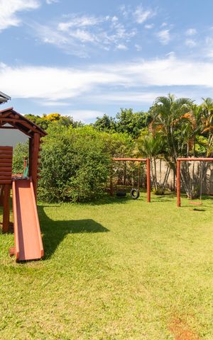Casa de condomínio à venda com 326m², 4 quartos e 6 vagas Casa de condomínio à venda com 326m², 4 quartos e 6 vagasÁrea comum - Playground