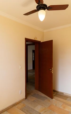 Casa de condomínio à venda com 326m², 4 quartos e 6 vagas Casa de condomínio à venda com 326m², 4 quartos e 6 vagasSala de TV