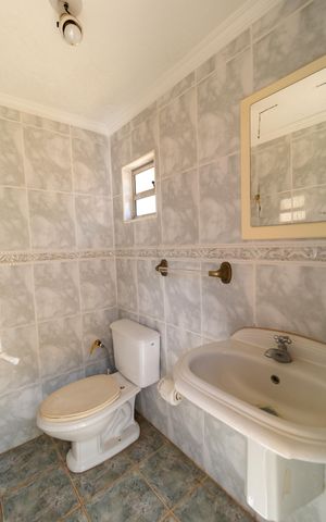 Casa de condomínio à venda com 326m², 4 quartos e 6 vagas Casa de condomínio à venda com 326m², 4 quartos e 6 vagasLavabo da área externa
