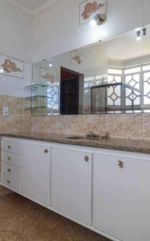 Casa de condomínio à venda com 326m², 4 quartos e 6 vagas Casa de condomínio à venda com 326m², 4 quartos e 6 vagasBanheiro da Suíte 01