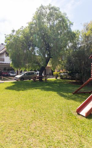 Casa de condomínio à venda com 326m², 4 quartos e 6 vagas Casa de condomínio à venda com 326m², 4 quartos e 6 vagasÁrea comum - Playground