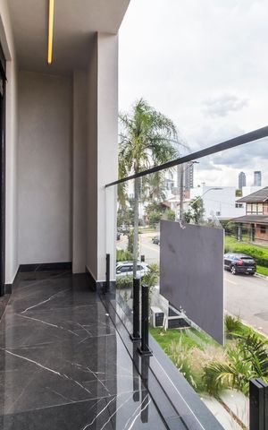 Casa de condomínio à venda com 542m², 6 quartos e 6 vagas Casa de condomínio à venda com 542m², 6 quartos e 6 vagasVaranda