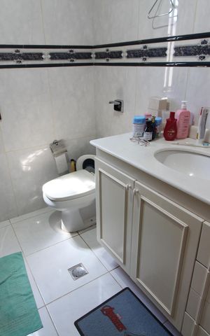 Casa de condomínio à venda com 250m², 4 quartos e 3 vagasBanheiro Social 1